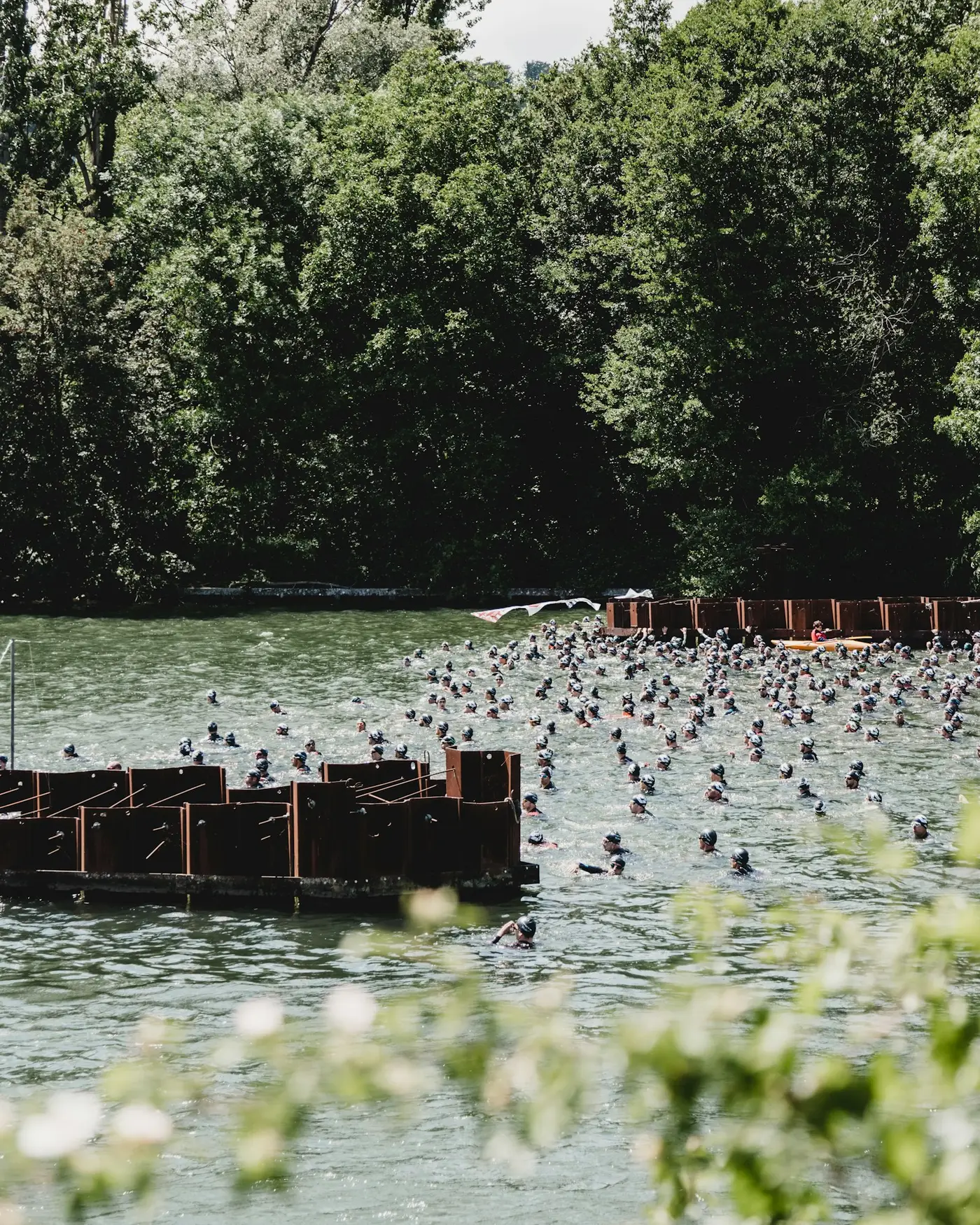 Freiwasserschwimmer im See